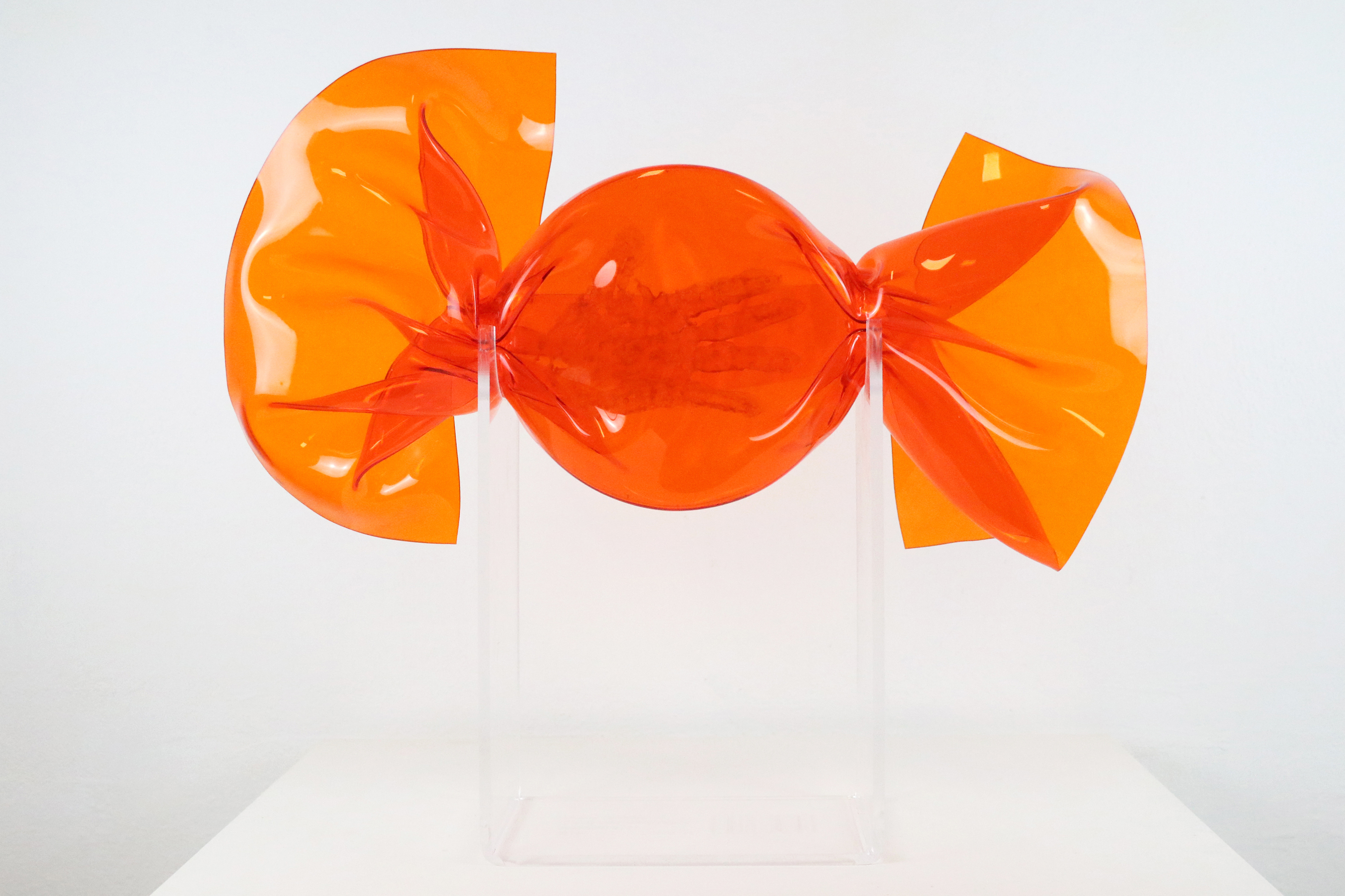 Candy Skkinnhand Orange, 2014 - Liquid latex prevulcanizzato, resina epossidica bicomponentetrasparente, polvere di cipro, PMMA (polimetilmetacrilato) - cm L63 x H54 x P11